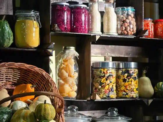 "The Pantry Powerhouse: 20 βασικά συστατικά για τον τρόπο ζωής σας με βάση τα φυτά