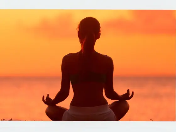 Yoga au lever du soleil